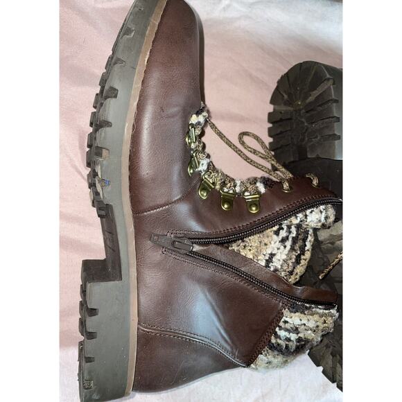 Gently worn Woman’s Sketchers winter boots Size 9 - Picture 3 of 8